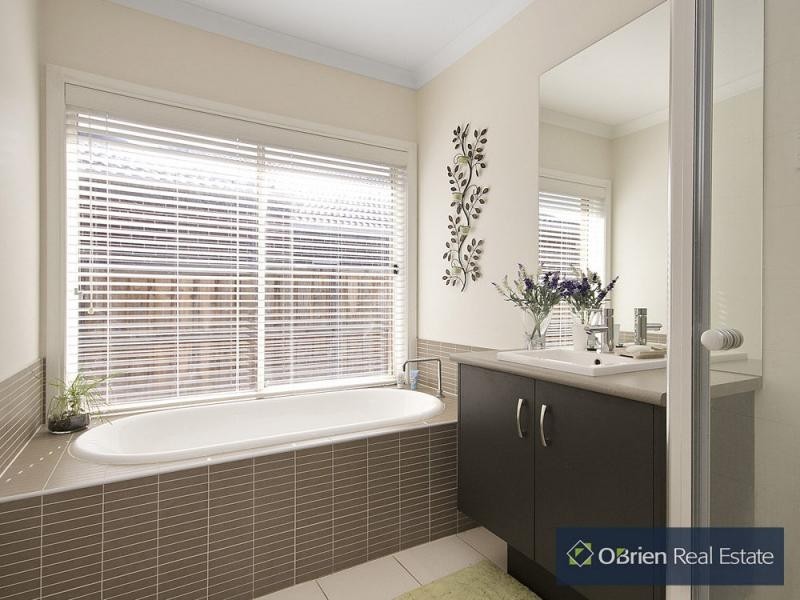 8 Grand Manor Drive, Berwick VIC 3806