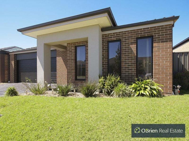 18 Charlock Drive, Cranbourne North VIC 3977