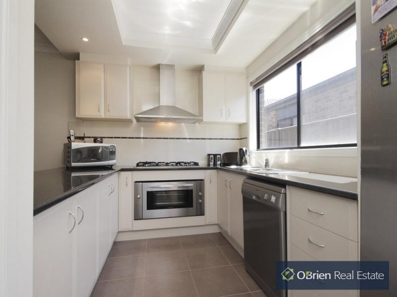 18 Charlock Drive, Cranbourne North VIC 3977