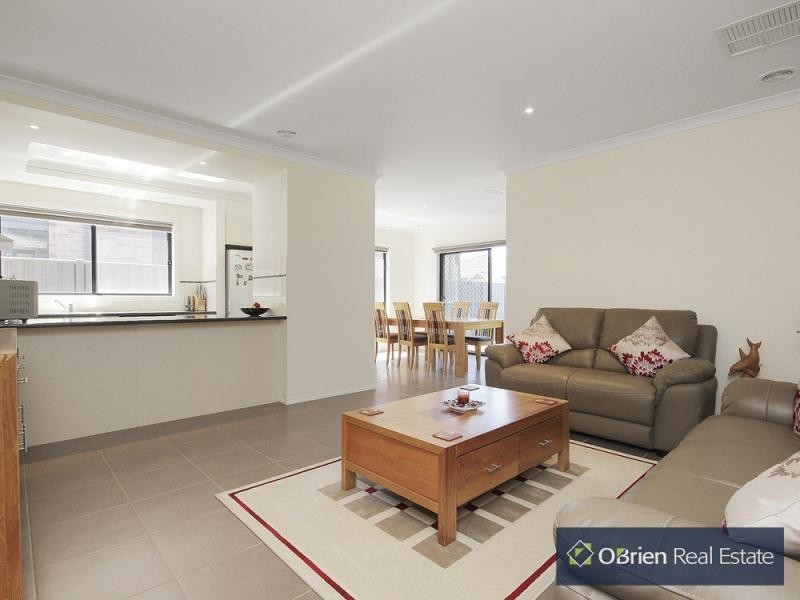 18 Charlock Drive, Cranbourne North VIC 3977