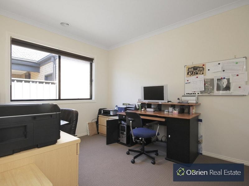 18 Charlock Drive, Cranbourne North VIC 3977