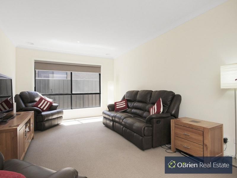 18 Charlock Drive, Cranbourne North VIC 3977