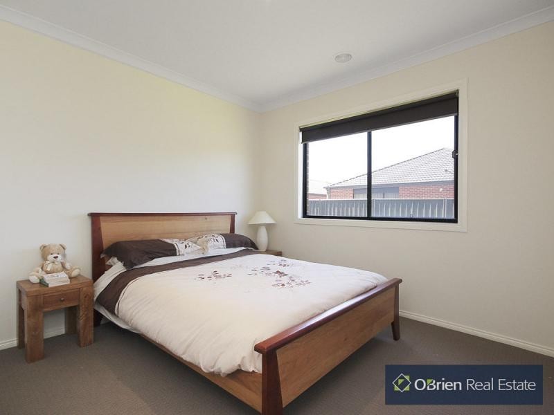 18 Charlock Drive, Cranbourne North VIC 3977