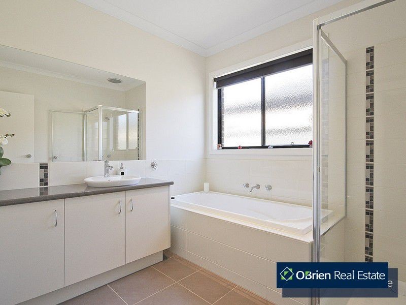 18 Charlock Drive, Cranbourne North VIC 3977