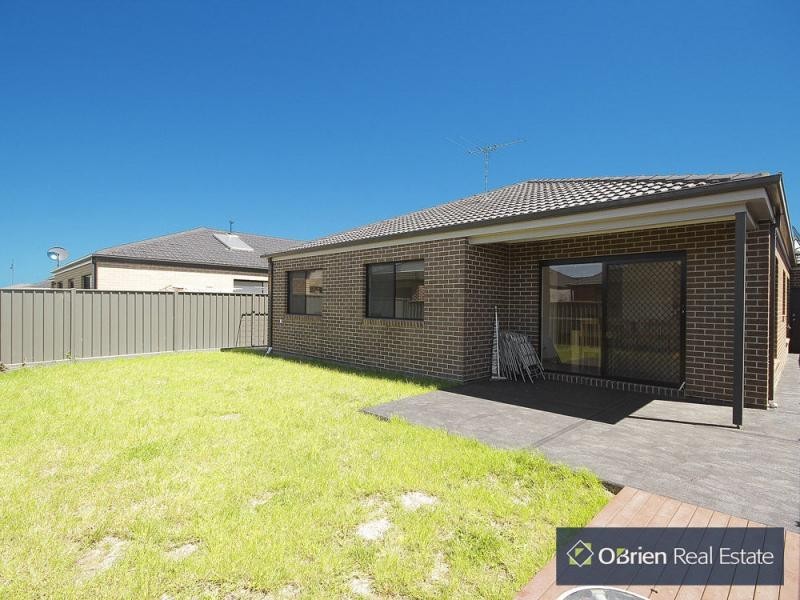 18 Charlock Drive, Cranbourne North VIC 3977