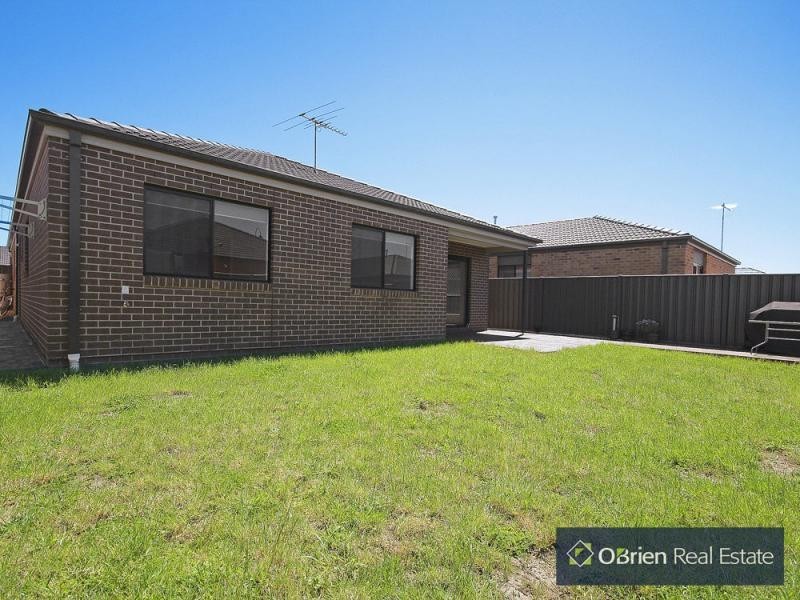 18 Charlock Drive, Cranbourne North VIC 3977