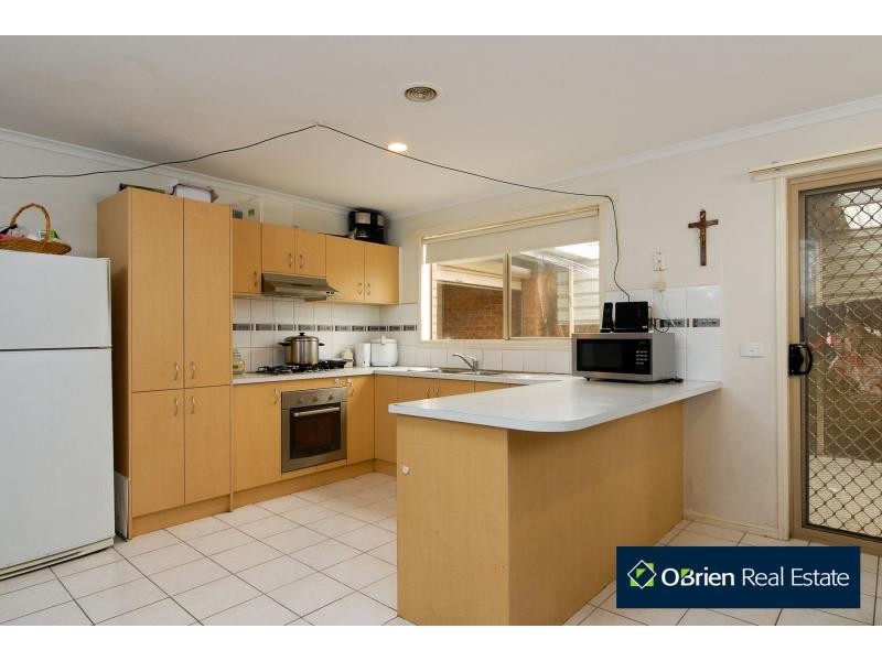 11 Fiander Close, Cranbourne East VIC 3977