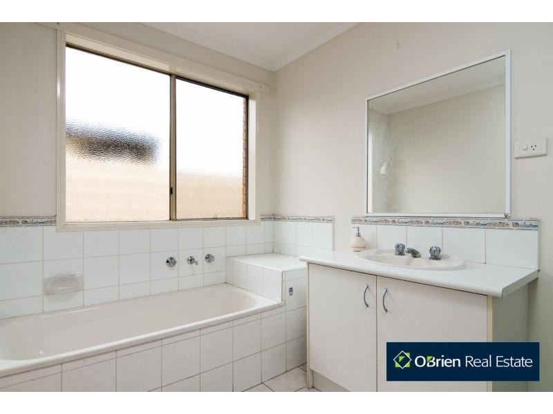 11 Fiander Close, Cranbourne East VIC 3977