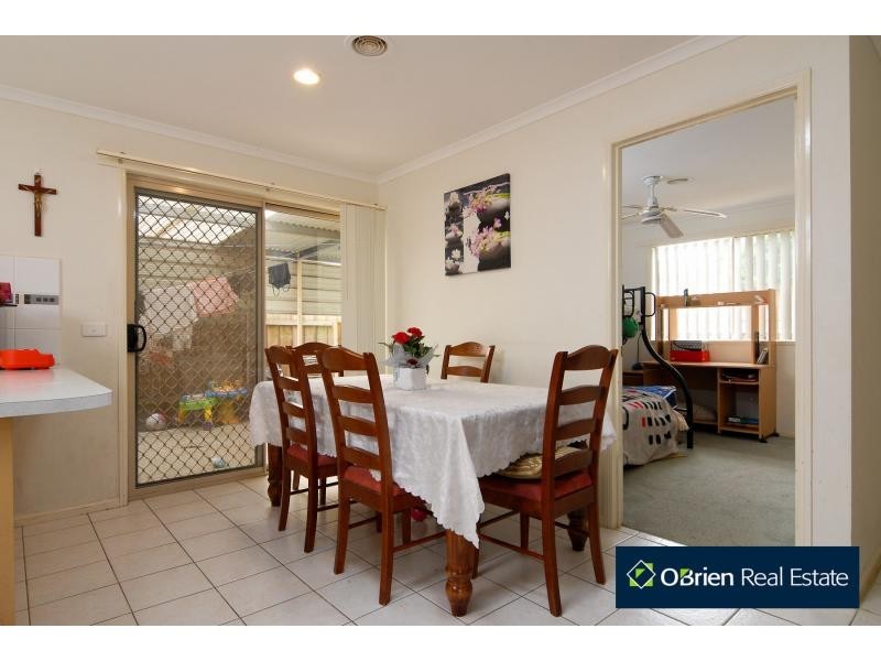 11 Fiander Close, Cranbourne East VIC 3977