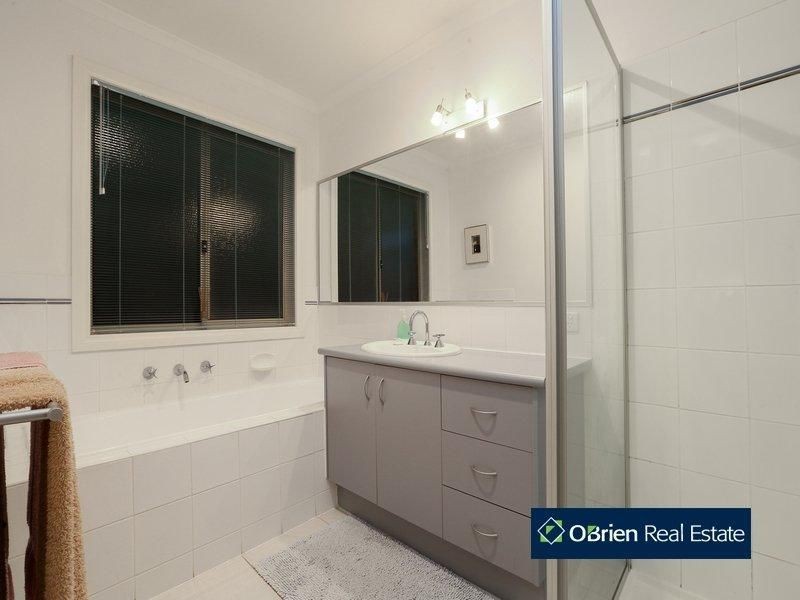 22 Fairholme Boulevard, Berwick VIC 3806