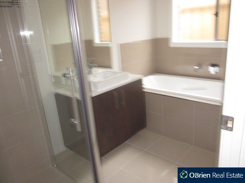 13 Frankland Street, Clyde North VIC 3978