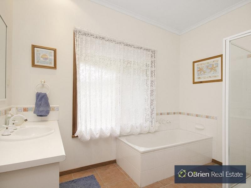 18 Baltaser Drive, Pakenham VIC 3810