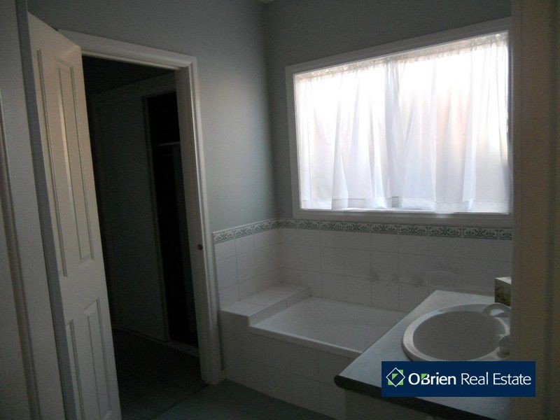 33 Hickory Drive, Narre Warren South VIC 3805