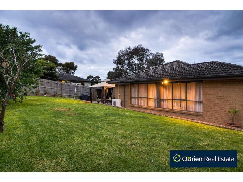 37 Ravenhill Crescent, Endeavour Hills VIC 3802