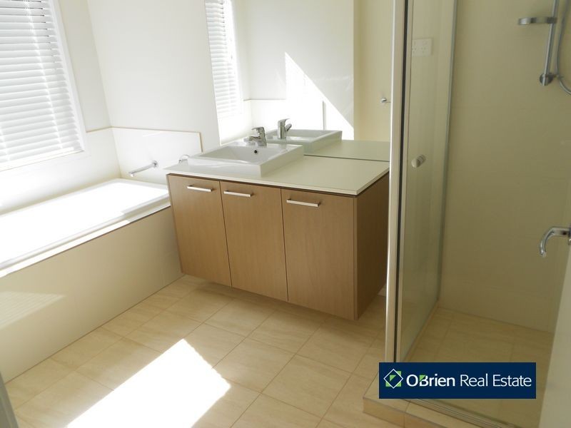 8 Edmund Street, Pakenham VIC 3810