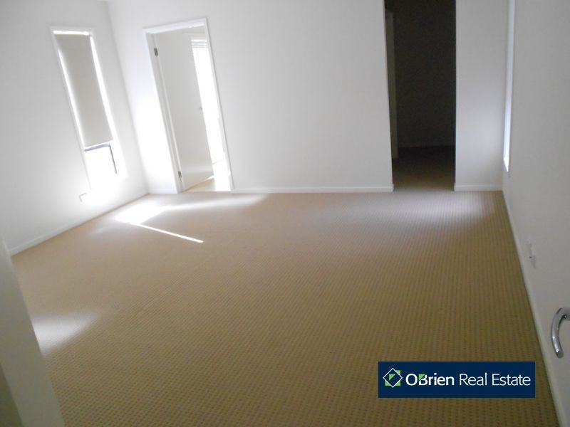 8 Edmund Street, Pakenham VIC 3810