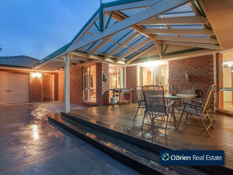 4 Meadow Place, Narre Warren South VIC 3805