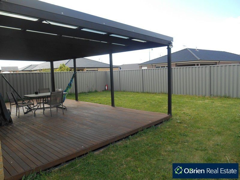 6 Aquitane Drive, Cranbourne East VIC 3977