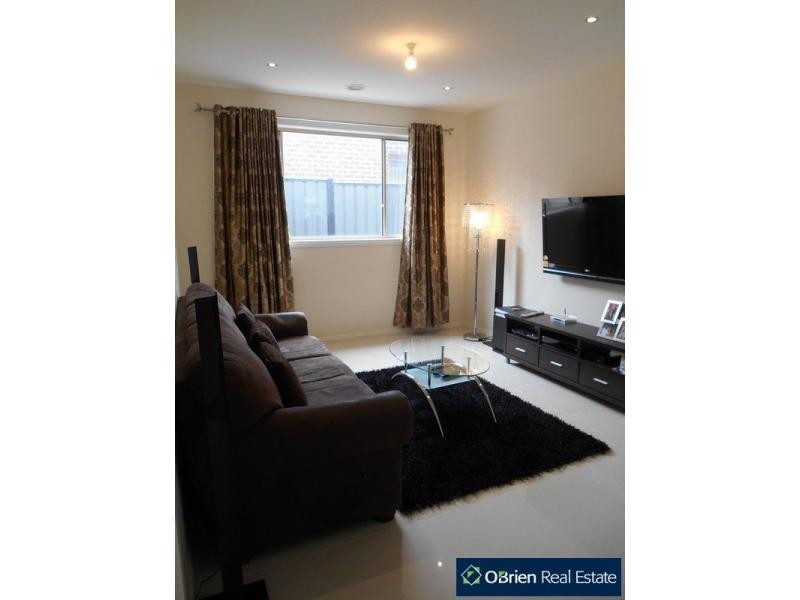 27 Hackney Circuit, Clyde North VIC 3978