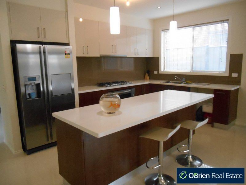 27 Hackney Circuit, Clyde North VIC 3978