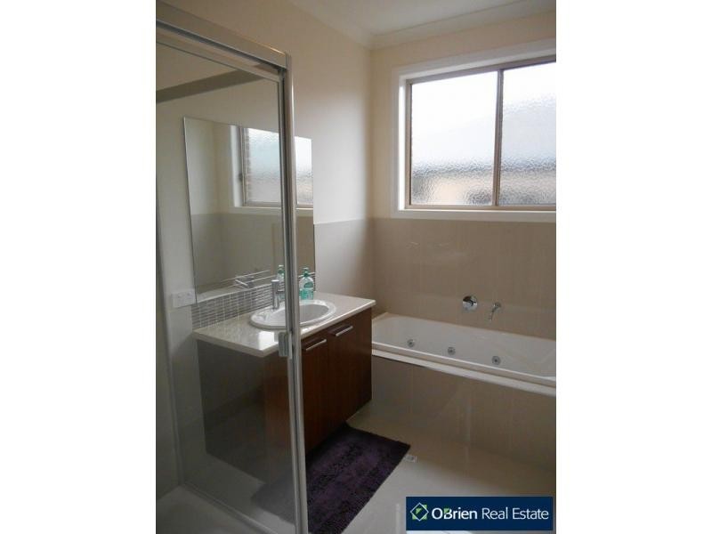 27 Hackney Circuit, Clyde North VIC 3978