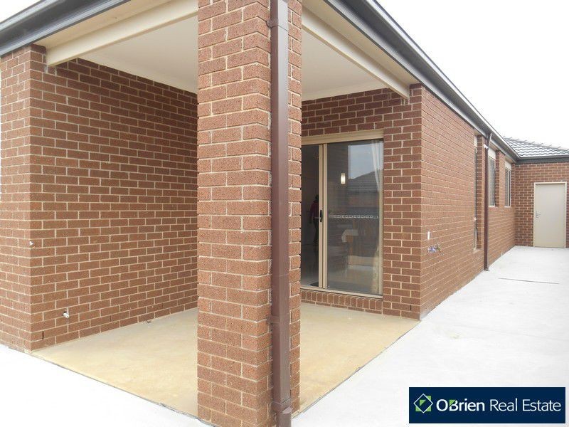 27 Hackney Circuit, Clyde North VIC 3978