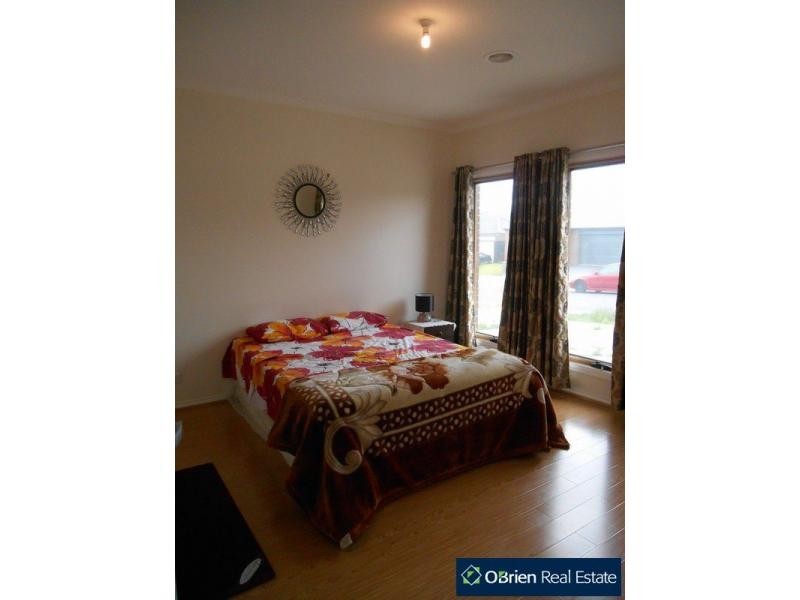 27 Hackney Circuit, Clyde North VIC 3978