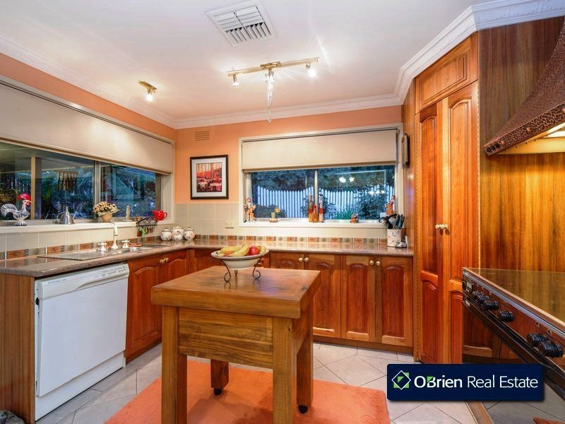 6 Queens Court, Berwick VIC 3806
