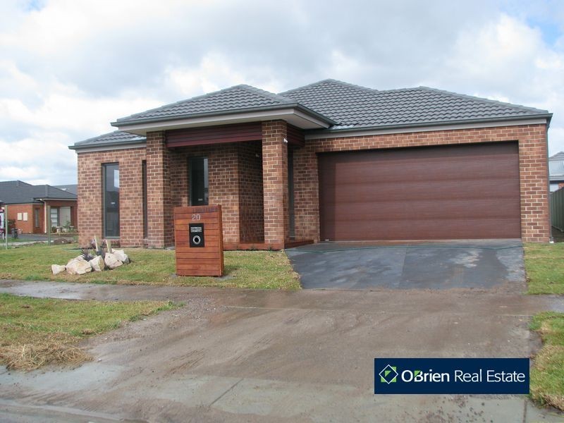 20 Avon River Way, Pakenham VIC 3810
