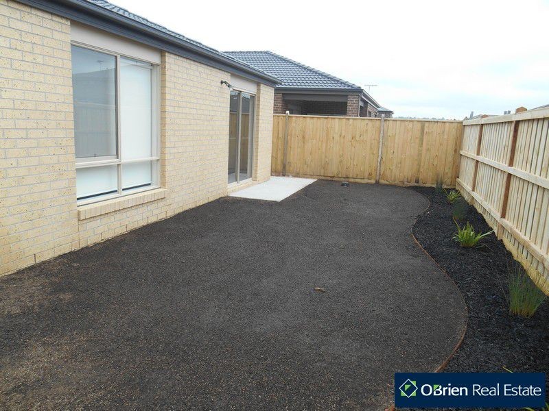 37 Mickleham Drive, Cranbourne North VIC 3977