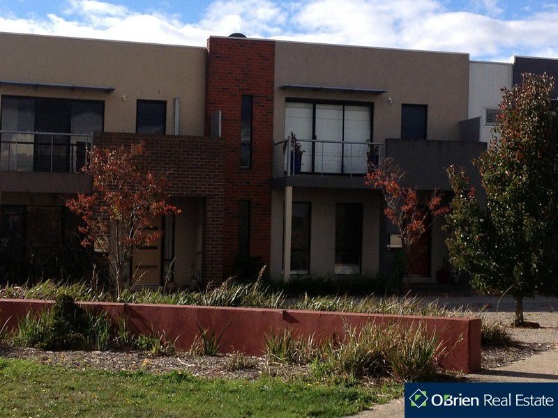 4 Stonebridge Lane, Pakenham VIC 3810