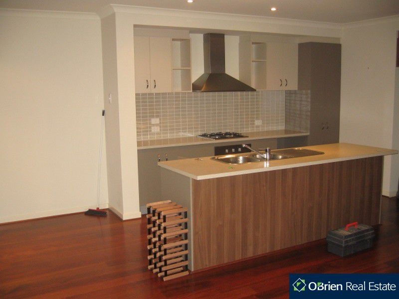 4 Stonebridge Lane, Pakenham VIC 3810