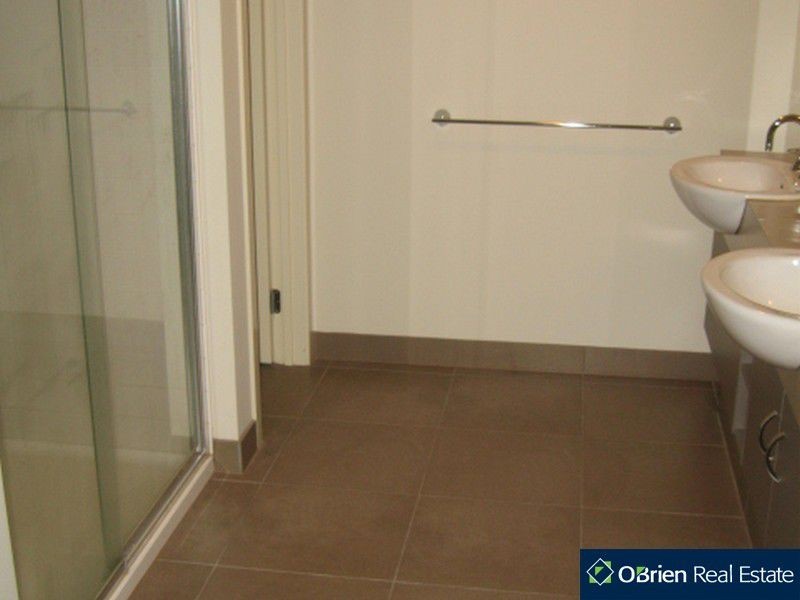 4 Stonebridge Lane, Pakenham VIC 3810