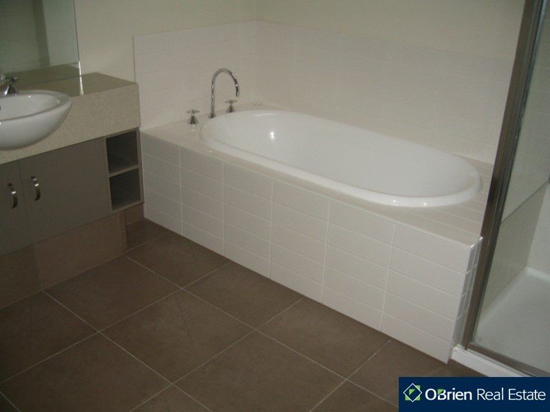 4 Stonebridge Lane, Pakenham VIC 3810