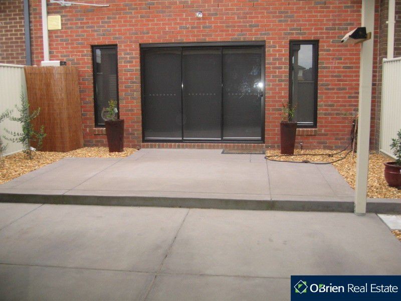 4 Stonebridge Lane, Pakenham VIC 3810