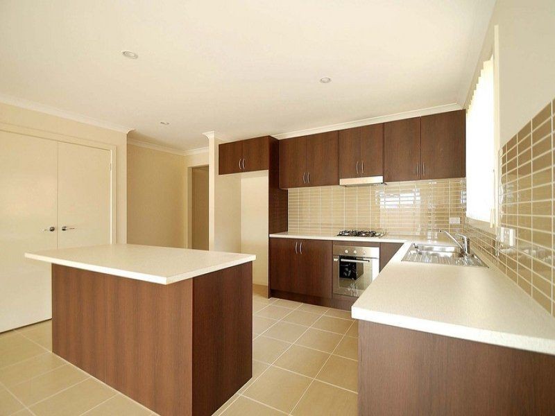 10 Olivebank Crescent, Cranbourne North VIC 3977