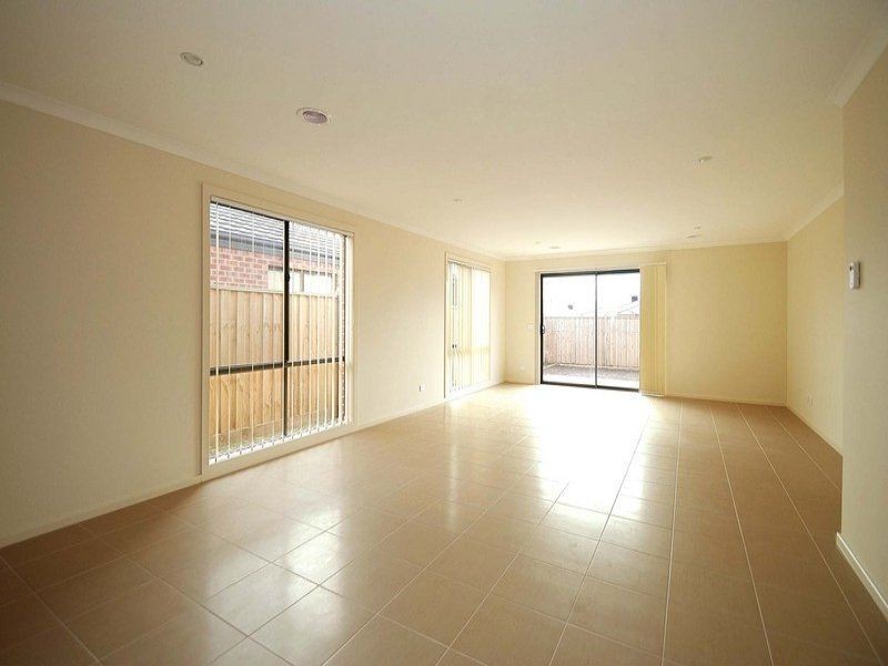 10 Olivebank Crescent, Cranbourne North VIC 3977