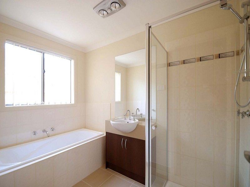 10 Olivebank Crescent, Cranbourne North VIC 3977