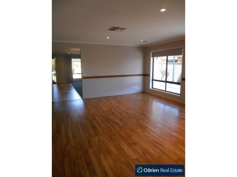 47 Scotsdale Drive, Cranbourne East VIC 3977