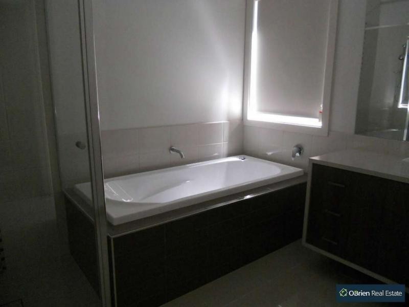 33 Cadillac Street, Cranbourne East VIC 3977