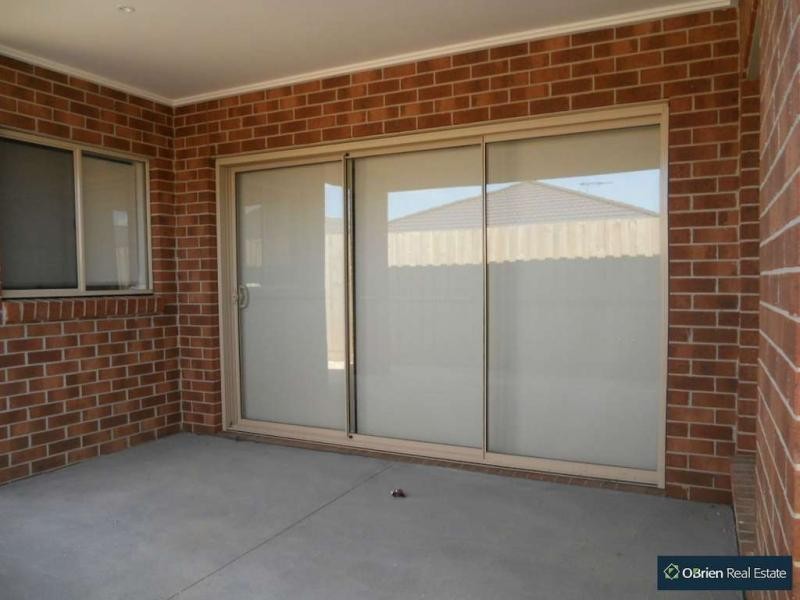 33 Cadillac Street, Cranbourne East VIC 3977
