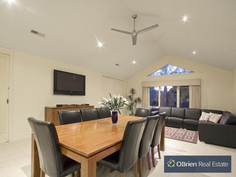9 Parkstone Vista, Cranbourne VIC 3977