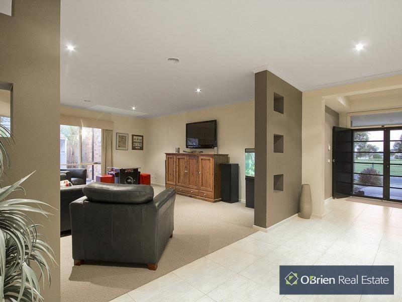 9 Parkstone Vista, Cranbourne VIC 3977