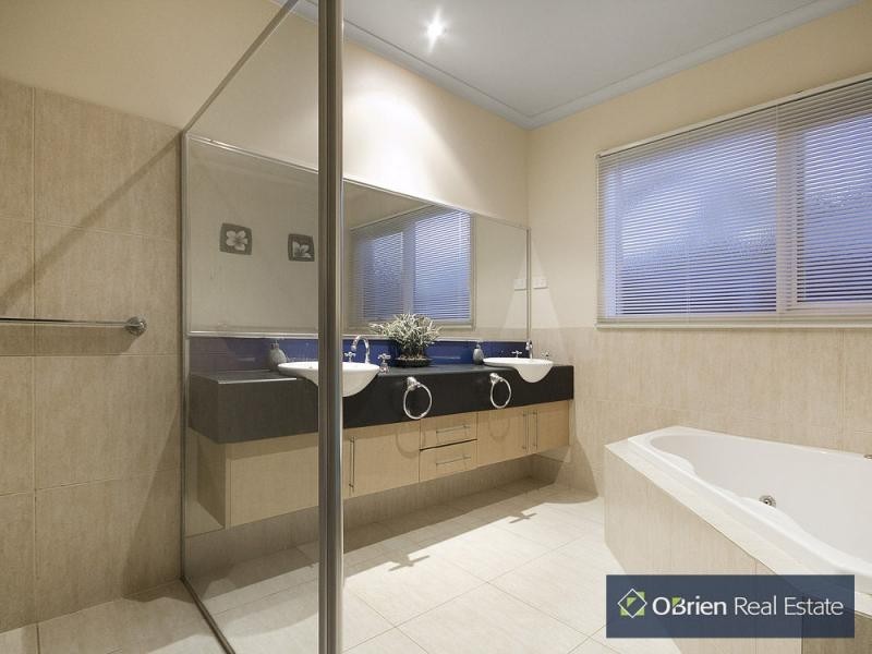 9 Parkstone Vista, Cranbourne VIC 3977