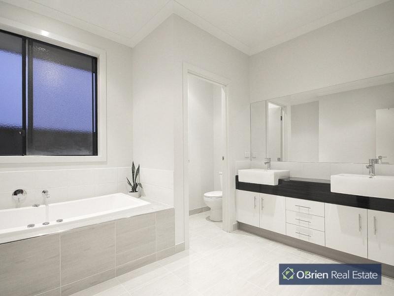 3 Whiteley Way, Pakenham VIC 3810