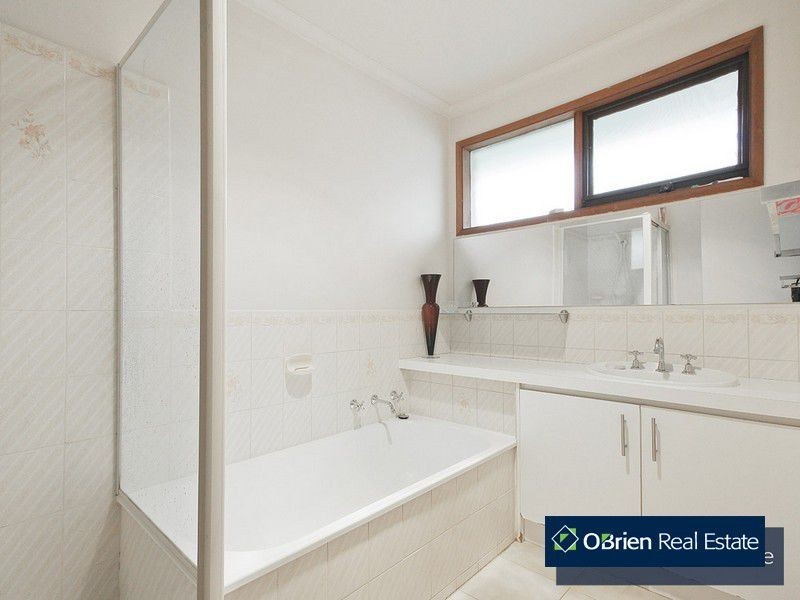 10 Elandra Way, Cranbourne West VIC 3977