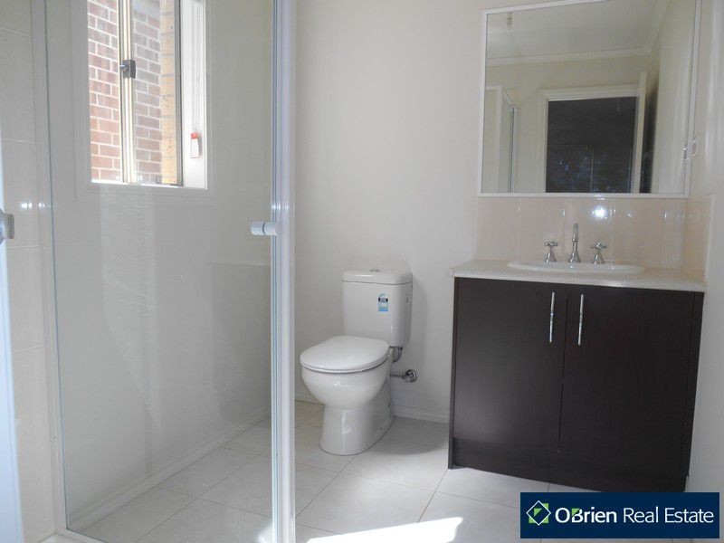 37 Mickleham Drive, Cranbourne North VIC 3977