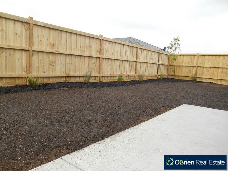 37 Mickleham Drive, Cranbourne North VIC 3977