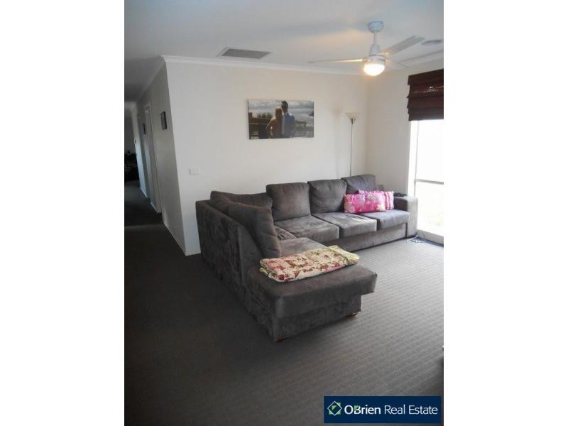 6 Aquitane Drive, Cranbourne East VIC 3977