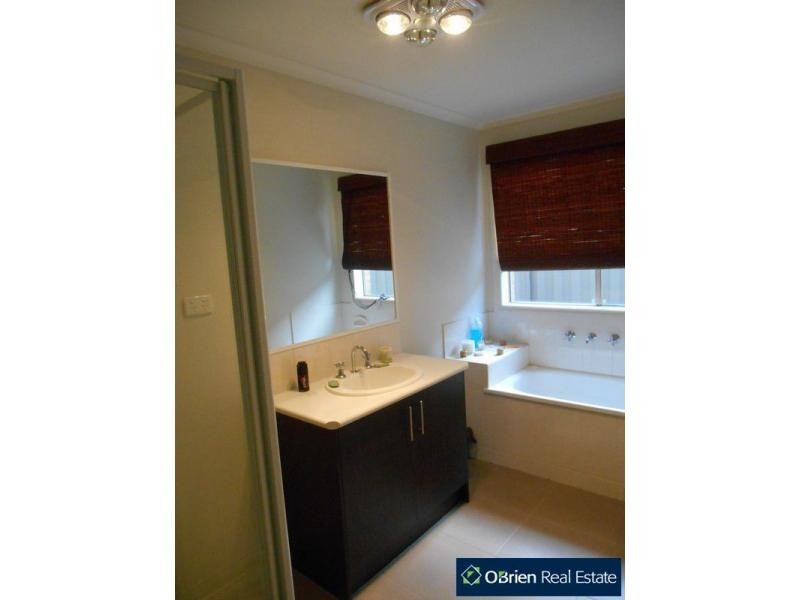 6 Aquitane Drive, Cranbourne East VIC 3977